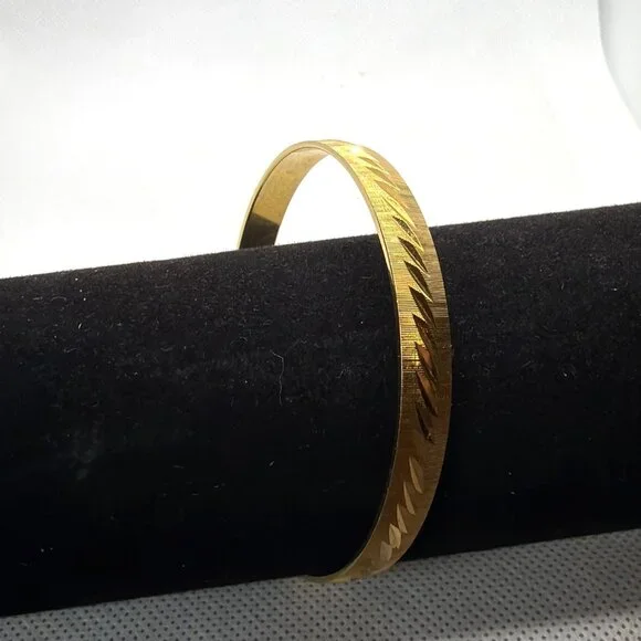 Vintage Signed Monet Gold Tone Diamond Cut Textured Bangle Bracelet 1980s Retro - Picture 11 of 11